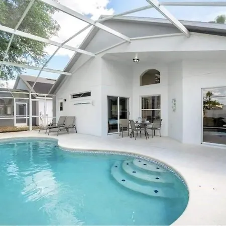 Relaxing 4 Bedroom Home With Pool Near Disney!